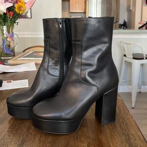 Barely worn Alohas heeled boots